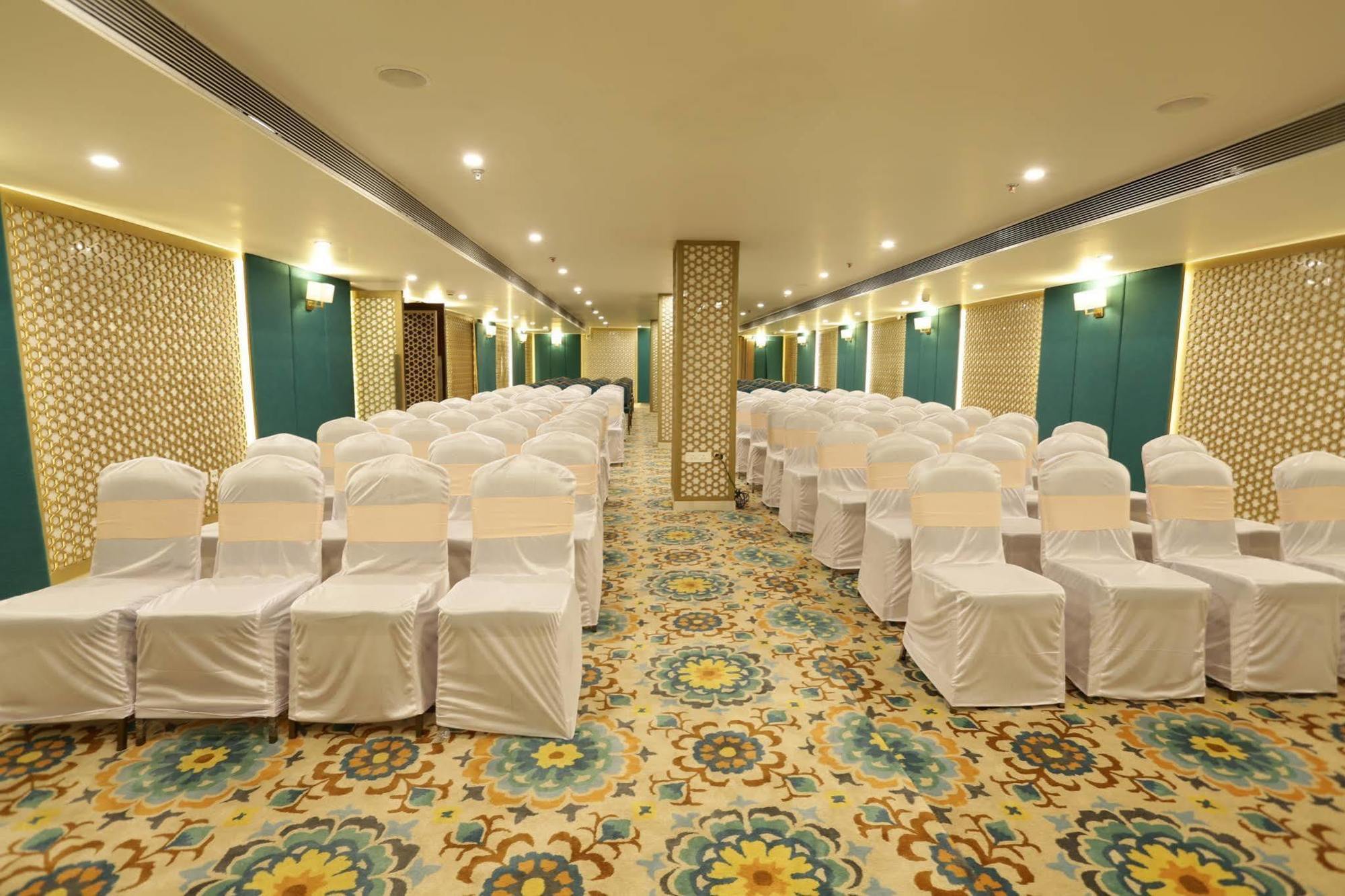 Comfort Inn Sapphire - A Inde Hotel Джайпур Екстериор снимка